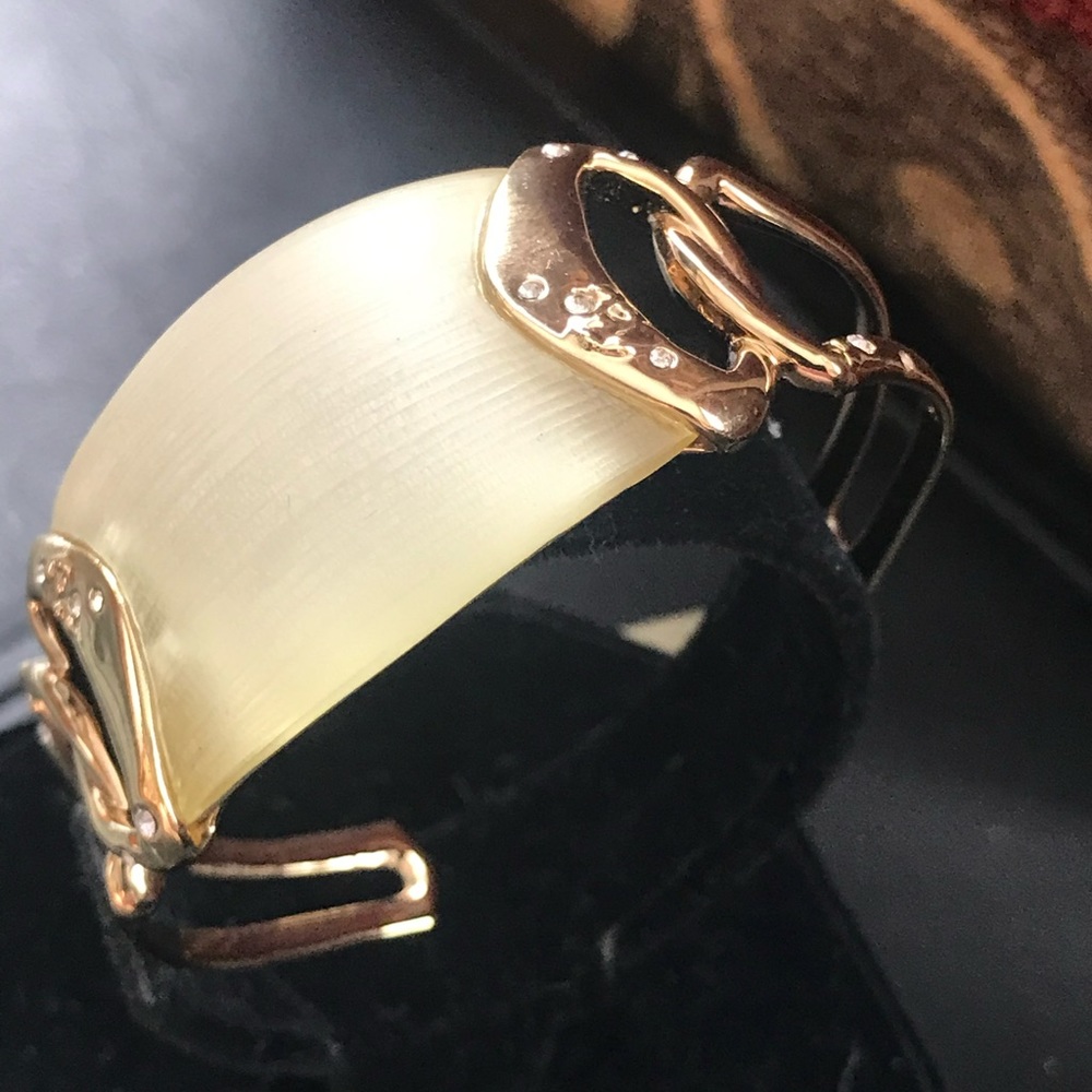 Alexis Bittar Gold and Cream Sculpted Link Bracelet - Picture 2 of 8